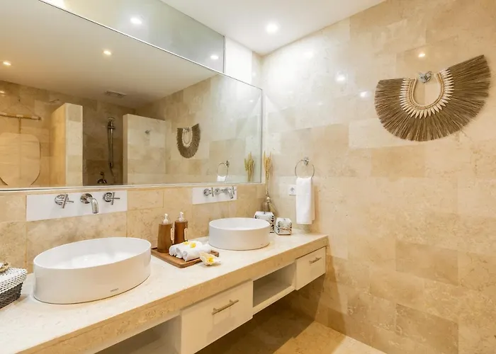 Villa La Bohemia - 2br Riverside With Two-tiered Waterfall Pool Fast Wi-fi