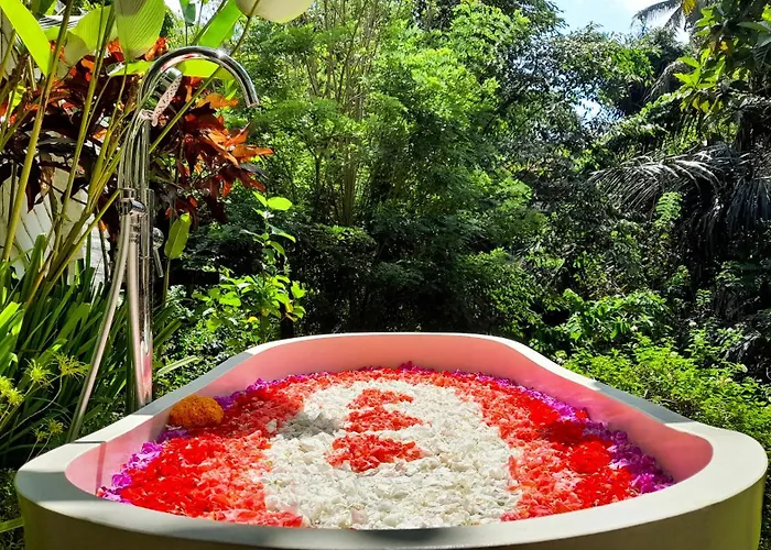 Villa La Bohemia - 2br Riverside With Two-tiered Waterfall Pool Fast Wi-fi