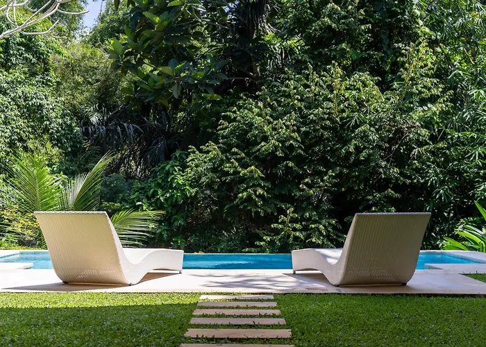 La Bohemia - 2br Riverside With Two-tiered Waterfall Pool Fast Wi-fi *