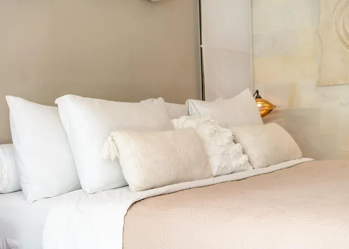La Bohemia - 2br Riverside With Two-tiered Waterfall Pool Fast Wi-fi