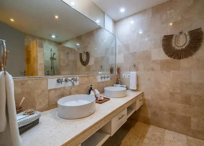 Villa La Bohemia - 2br Riverside With Two-tiered Waterfall Pool Fast Wi-fi Ubud